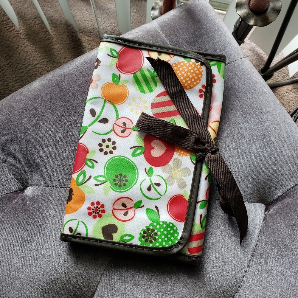 Thirty-One Tri Fold Tablet Organizer iPad Ereader Kindle Vinyl Coated Fabric